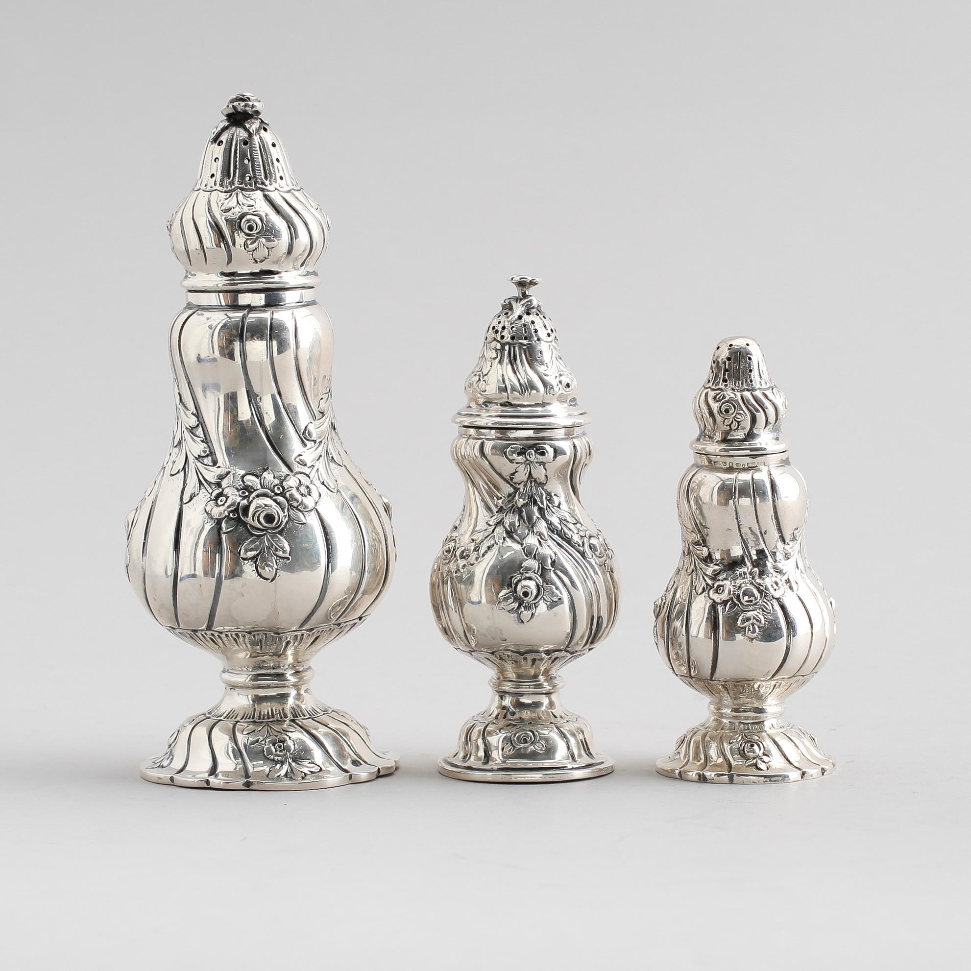 STRÖARE, 3 st snarlika, silver, svenska importstämplar samt en Mema, 1978. Vikt ca 481 gram.