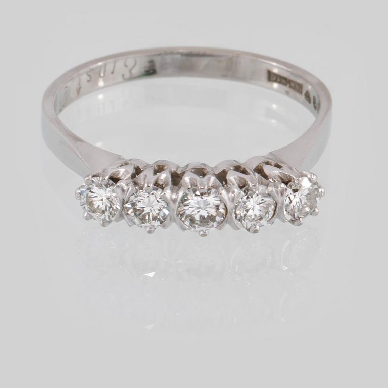 RING, 18K vitguld med 5 briljantslipade diamanter 1.0 ct  Juvel-Magnus, Göteborg, 1984. Vikt 4,7 gram.