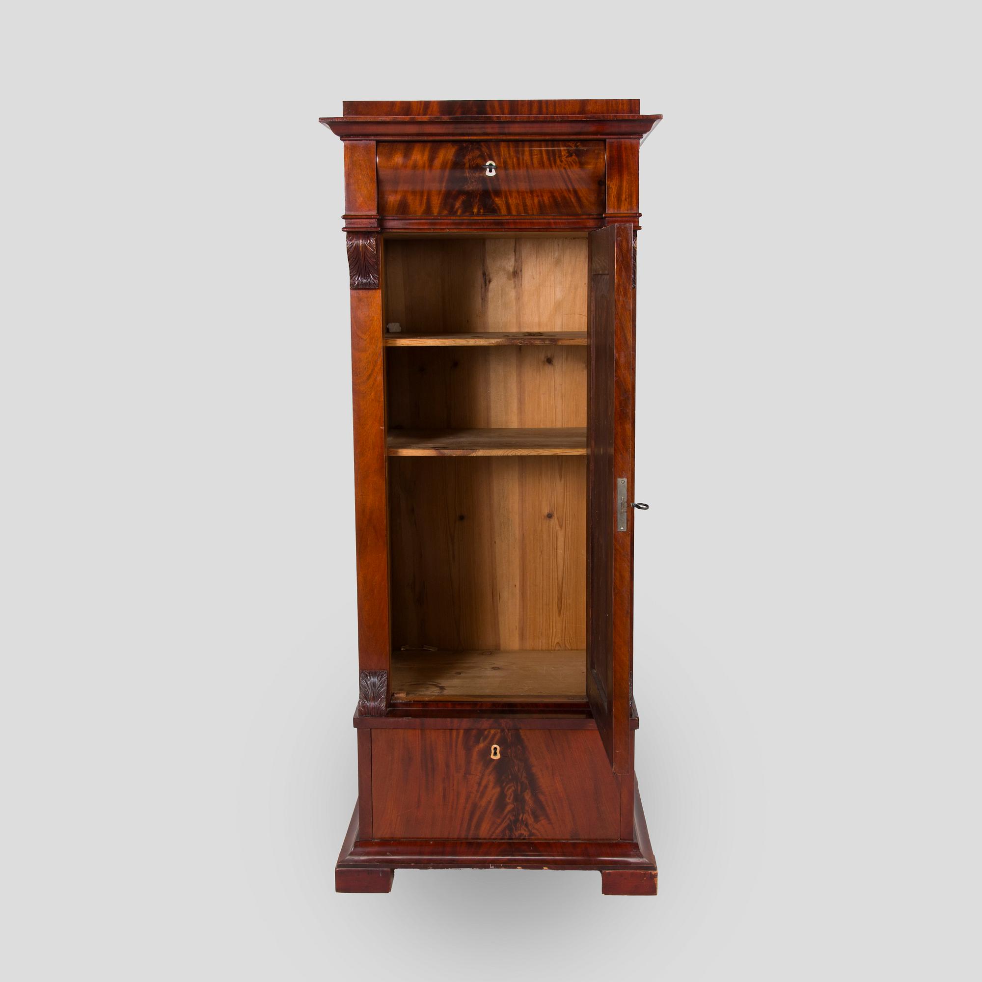 A mahogany veneered cabinet from around year 1900.