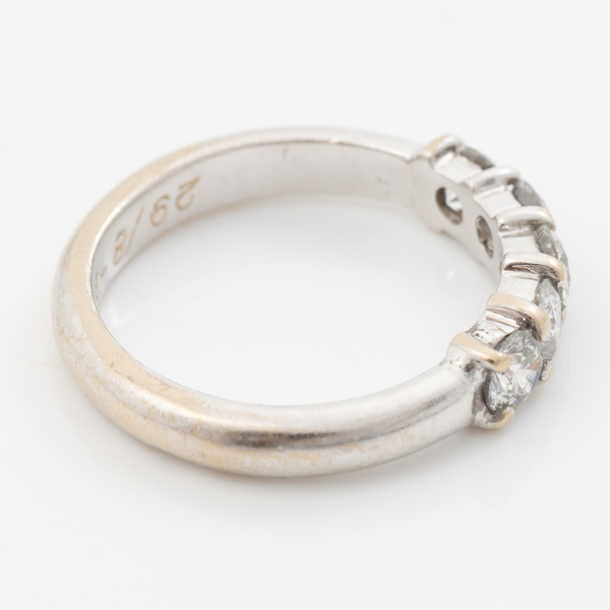 Ring in 18K white gold set with round brilliant-cut diamonds.