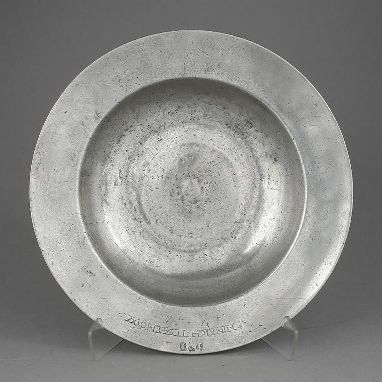 FAT, tenn, otydliga stämplar, märkt 1636.