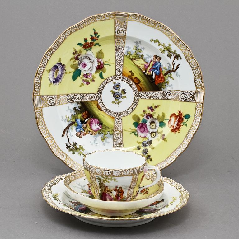 SERVISDELAR, 22 st, porslin, Meissen och Dresden, 1900-tal.