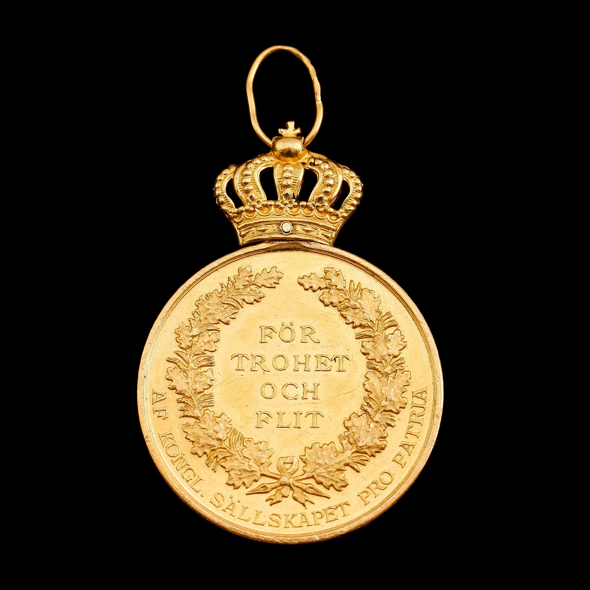 MEDALJ, 18 k guld, Pro Patria, Gustaf V, 1947. Vikt ca 30 gram.