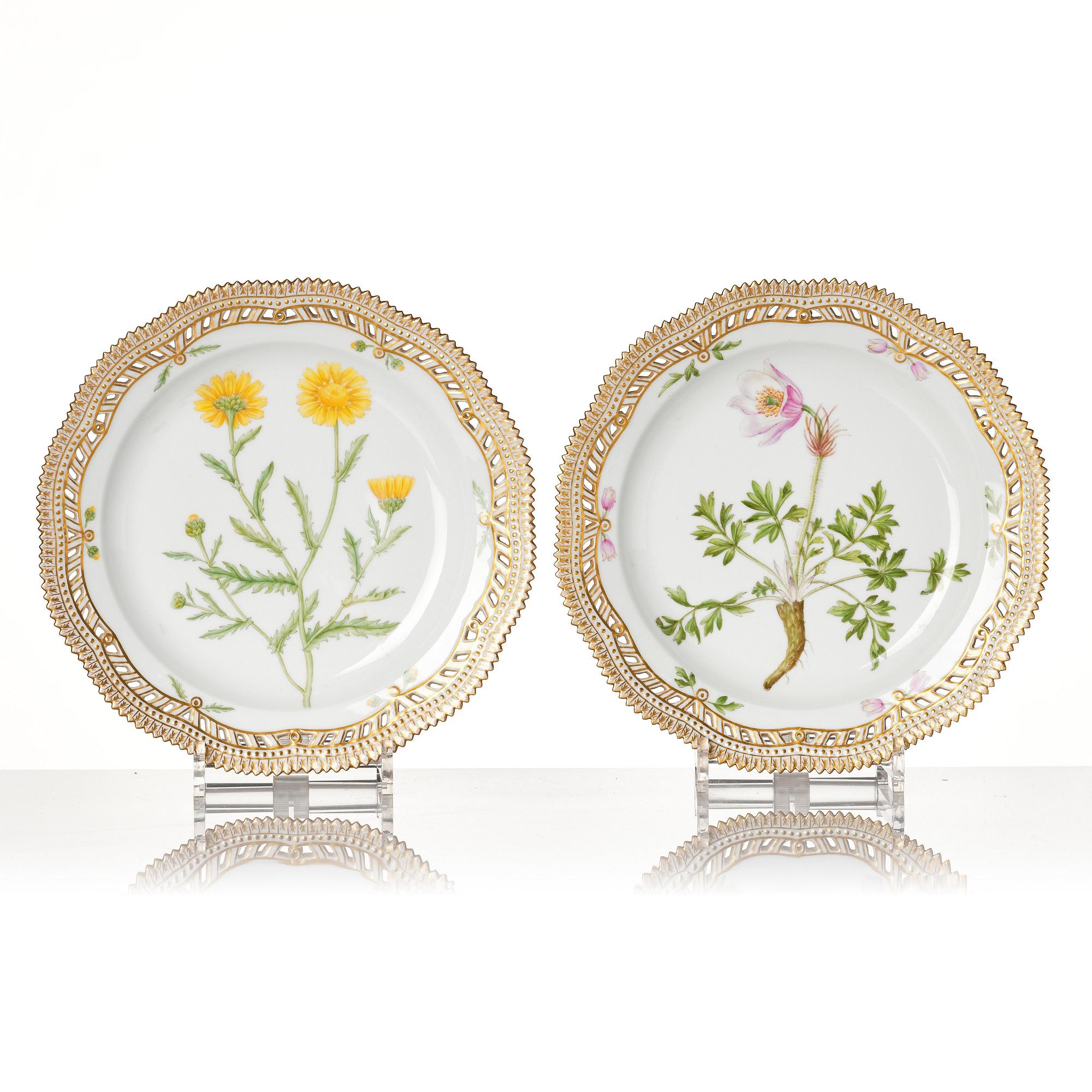 Tallrikar, 12 stycken, porslin. Royal Copenhagen, 'Flora Danica', Danmark, 1900-tal.