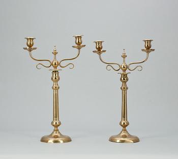 KANDELABRAR, ett par, mässing, omkring sekelskiftet 1900.