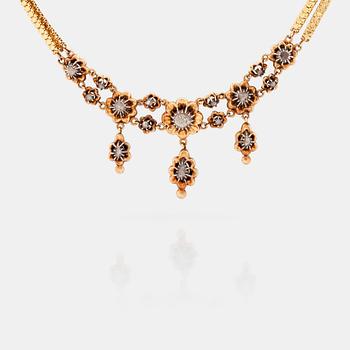 566. A necklace set with rose-cut diamonds.
