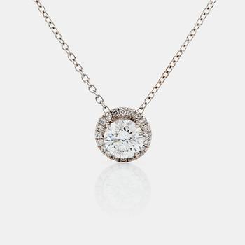 1276. HALSBAND med en briljantslipad diamant fattad i hänge, 1.03 ct, ca G/SI2. omgiven av små diamanter.