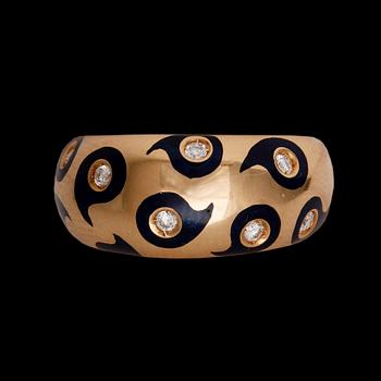 291. RING, black enamel and brilliant cut diamonds, tot. 0.17 cts.