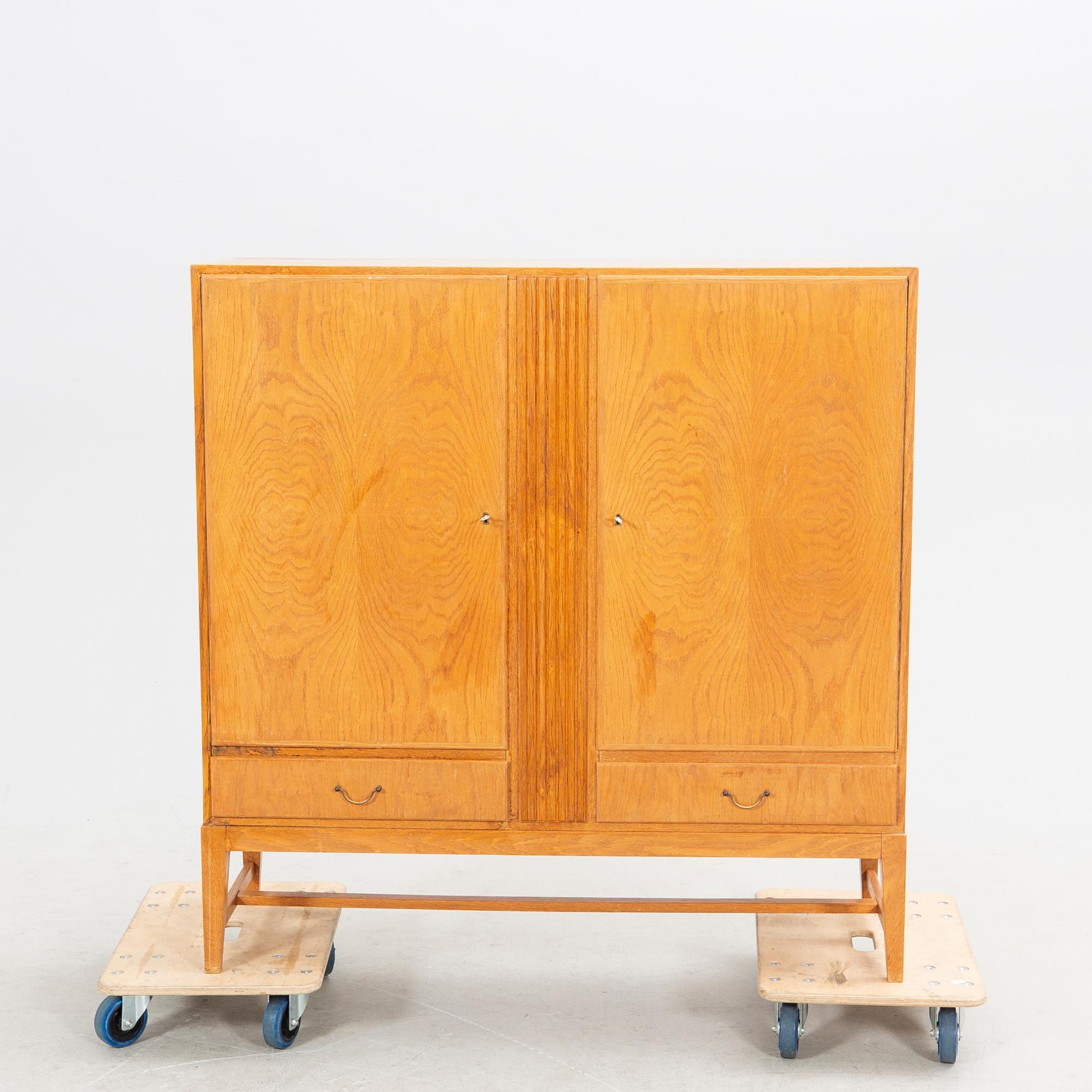 A 1940/50s oak cabinet.