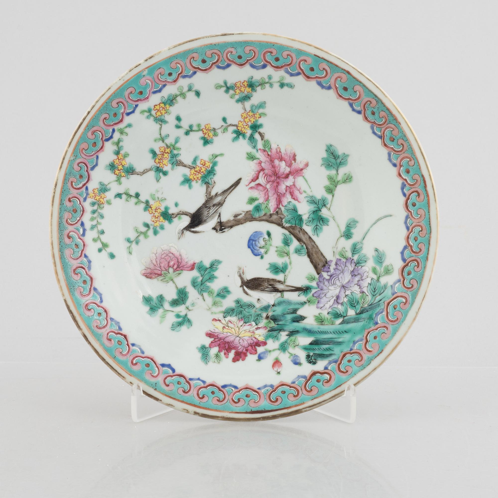 A Chinese porcelain dish, early 20th century.