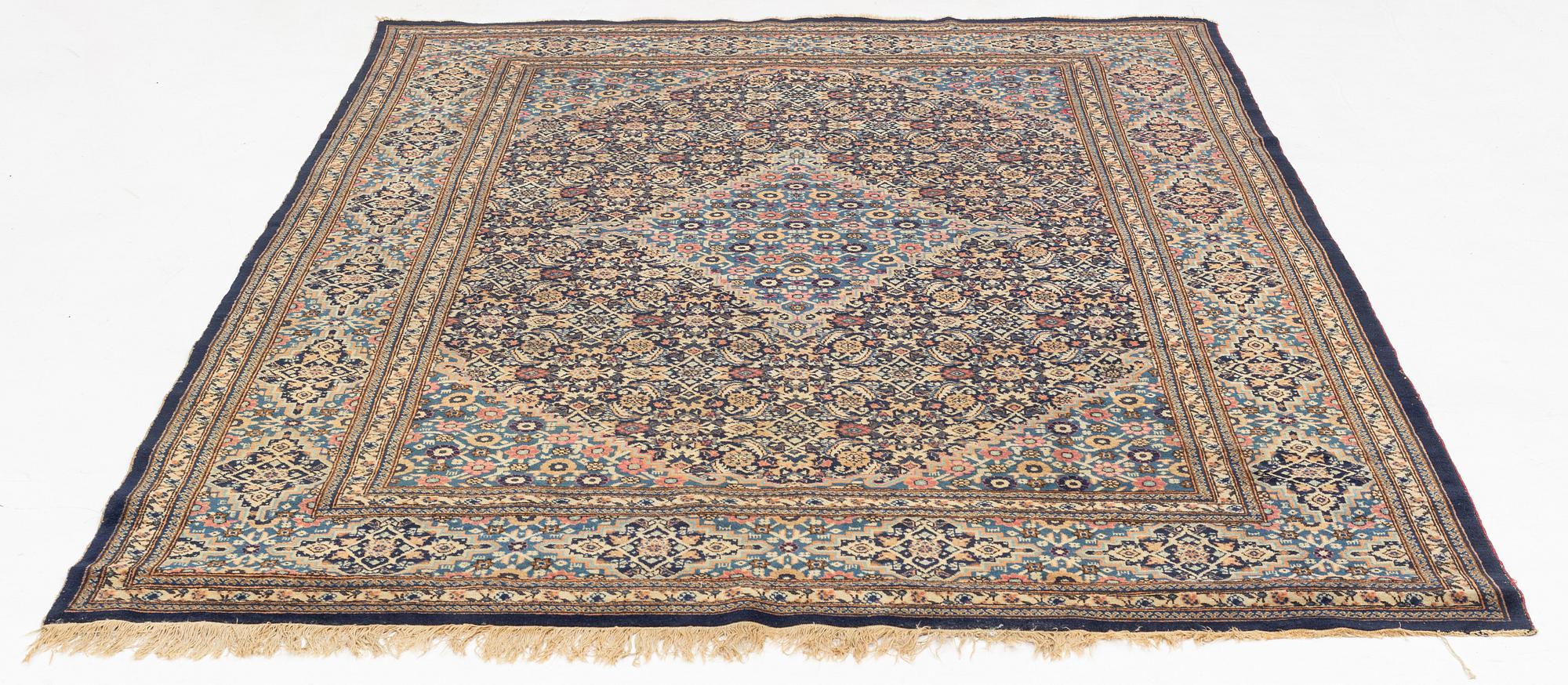 Matta, antik/semiantik Täbris. 
ca 312 x 208 cm.