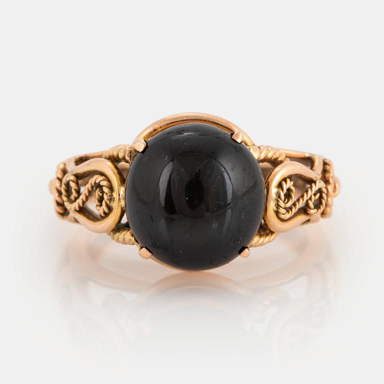 Ring 14K guld med en stjärnsafir.