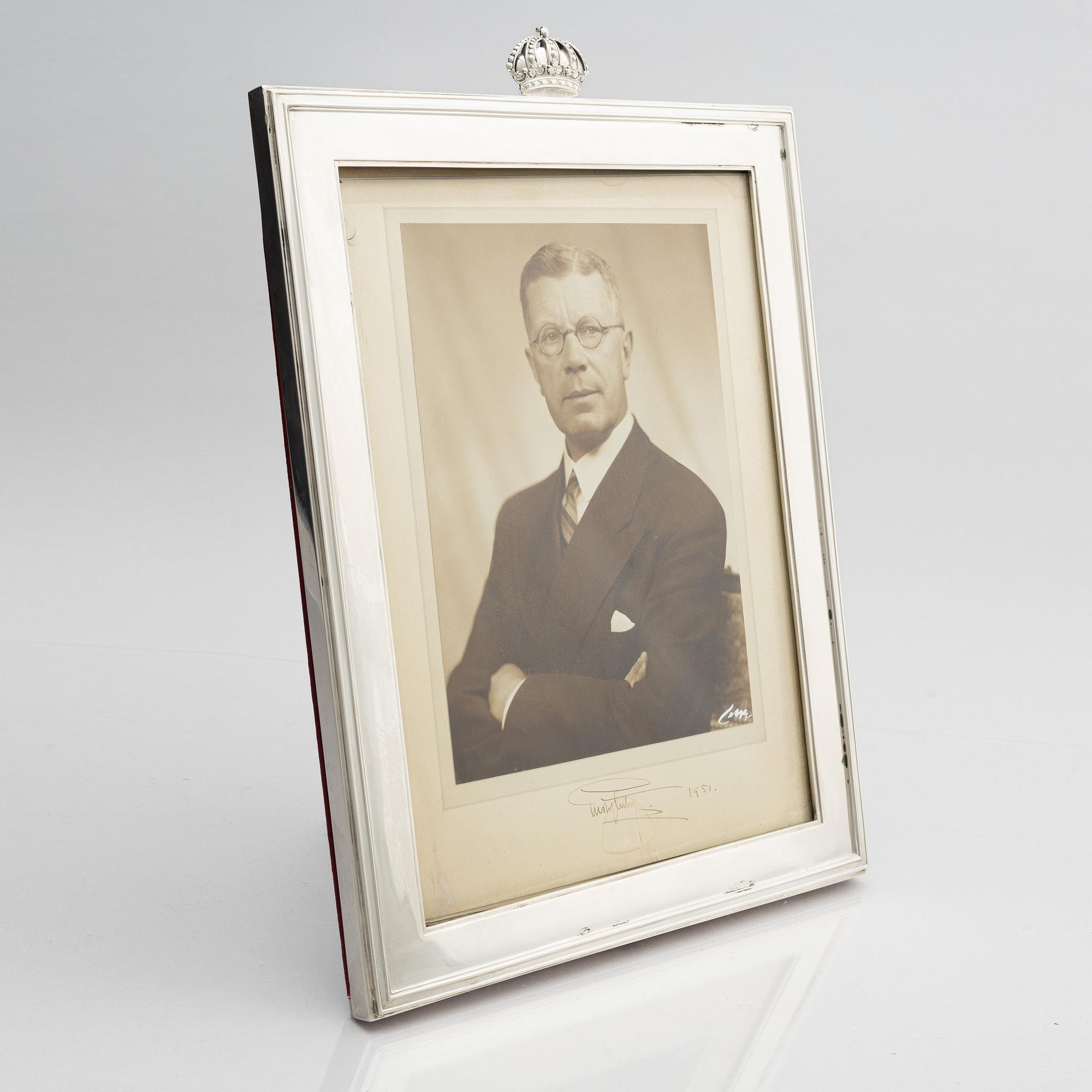 W.A. Bolin, ram i silver med foto föreställande kung Gustav VI Adolf, Stockholm 1951.