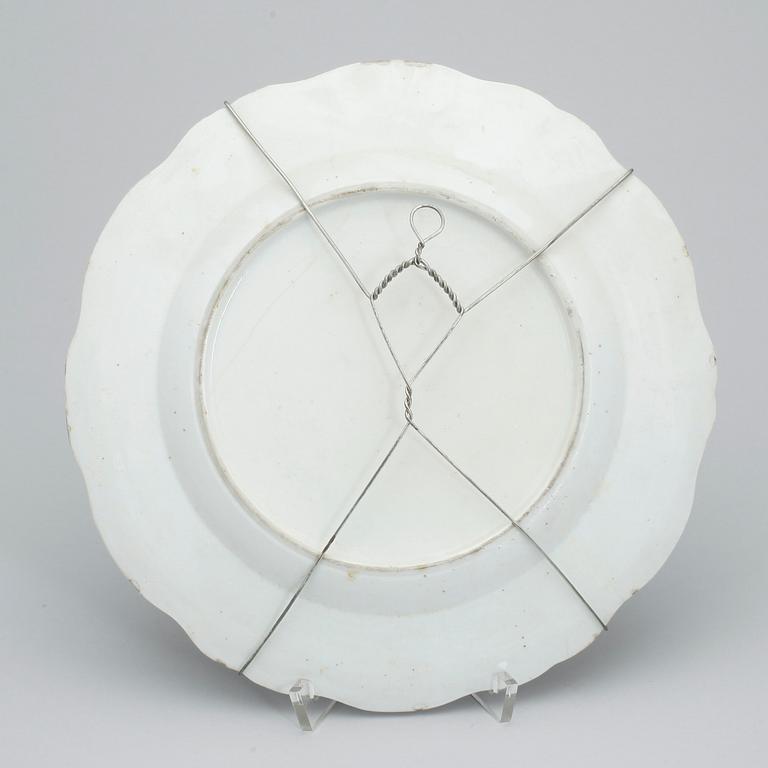 TALLRIKAR, 4 st, samt STEKFAT, kompaniporslin, Qingdynastin, Jiaqing (1796-1820).