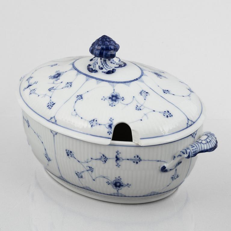 A 'Blue Fluted Plain' tureen with cover and four serving dishes, Royal Copenhagen, model 214 and 217, 1898-1923.