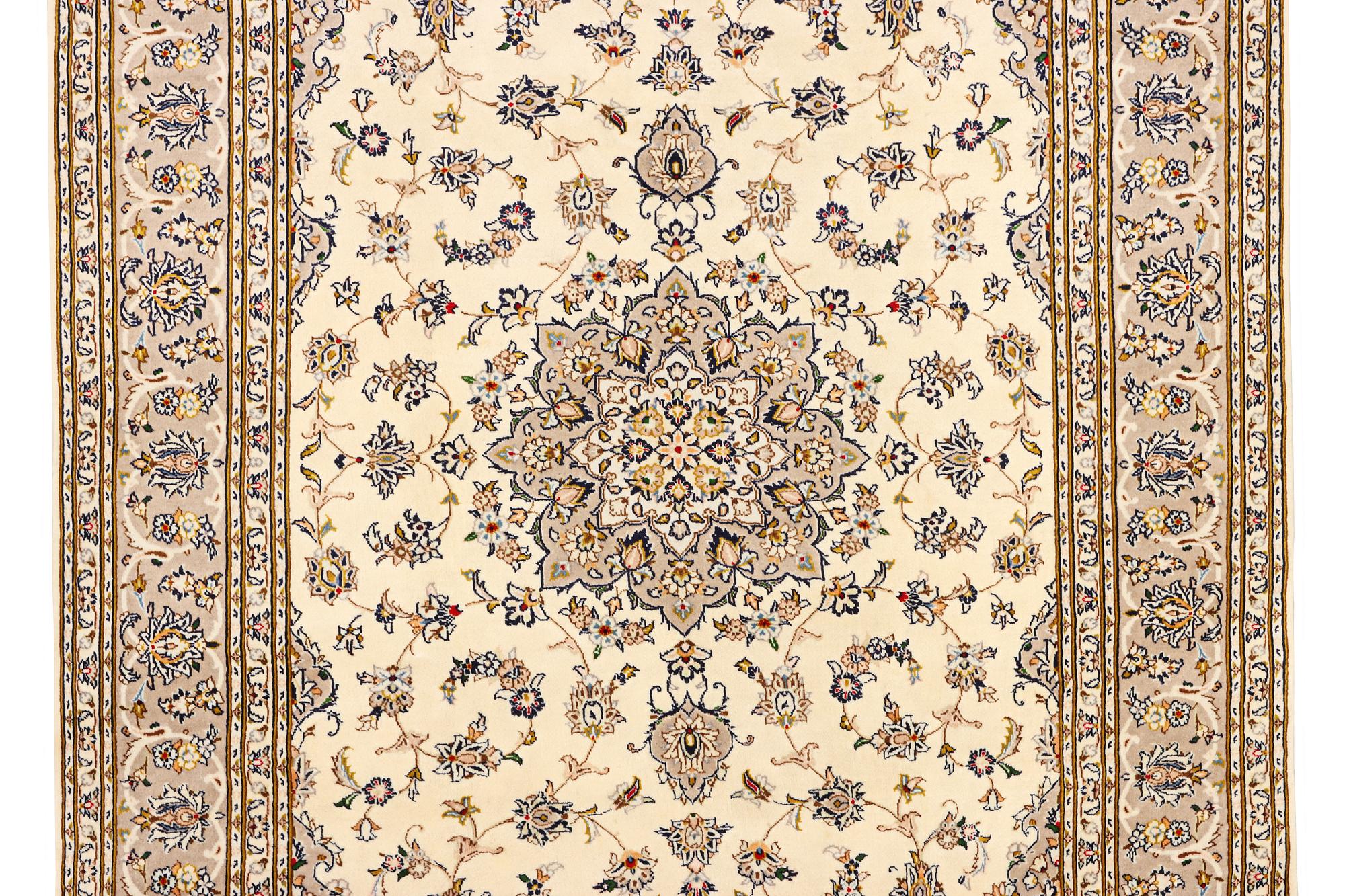 A Kashan carpet, c. 306 x 200 cm.