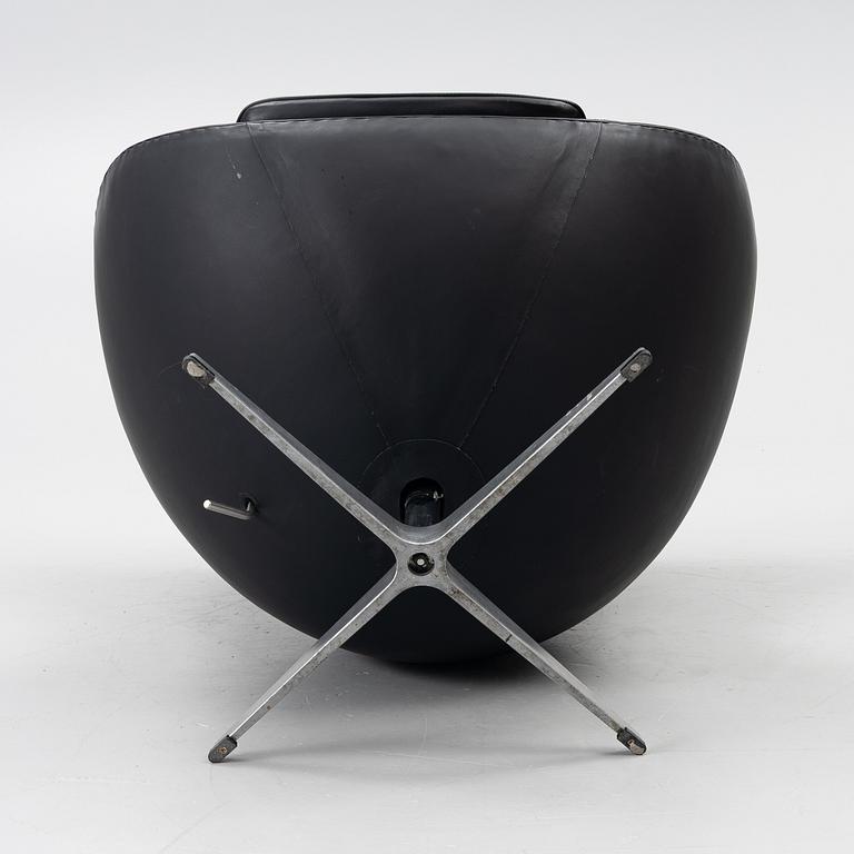 Arne Jacobsen, a 'The Egg' armchair, Fritz Hansen, Denmark, late 20th Century.