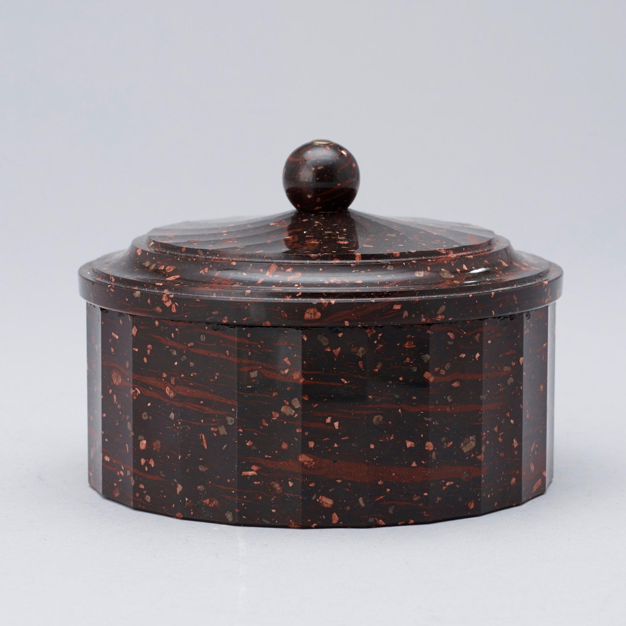 SMÖRASK MED LOCK. Älvdalen, 1800-talets början. Empire.