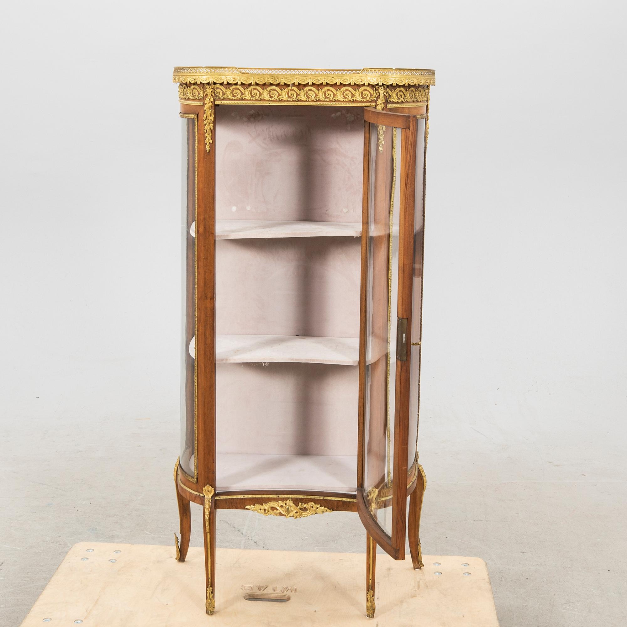 Vitrinskåp Louis XV-stil 1900-talets första hälft.