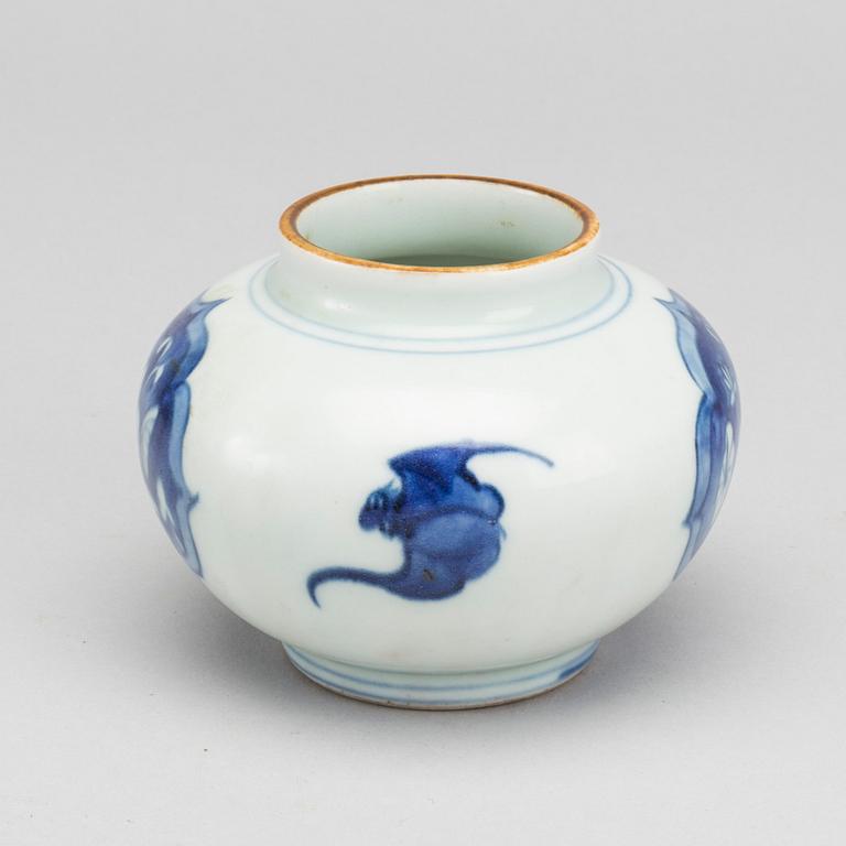 A CHINESE PORCELAIN VASE, 19th Century.