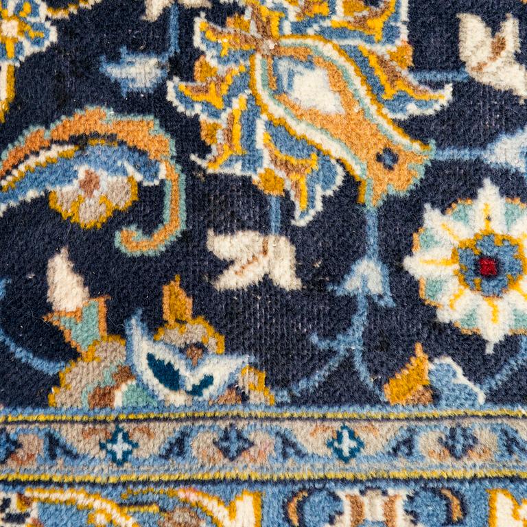 A Keshan carpet, ca 404 x 297 cm.