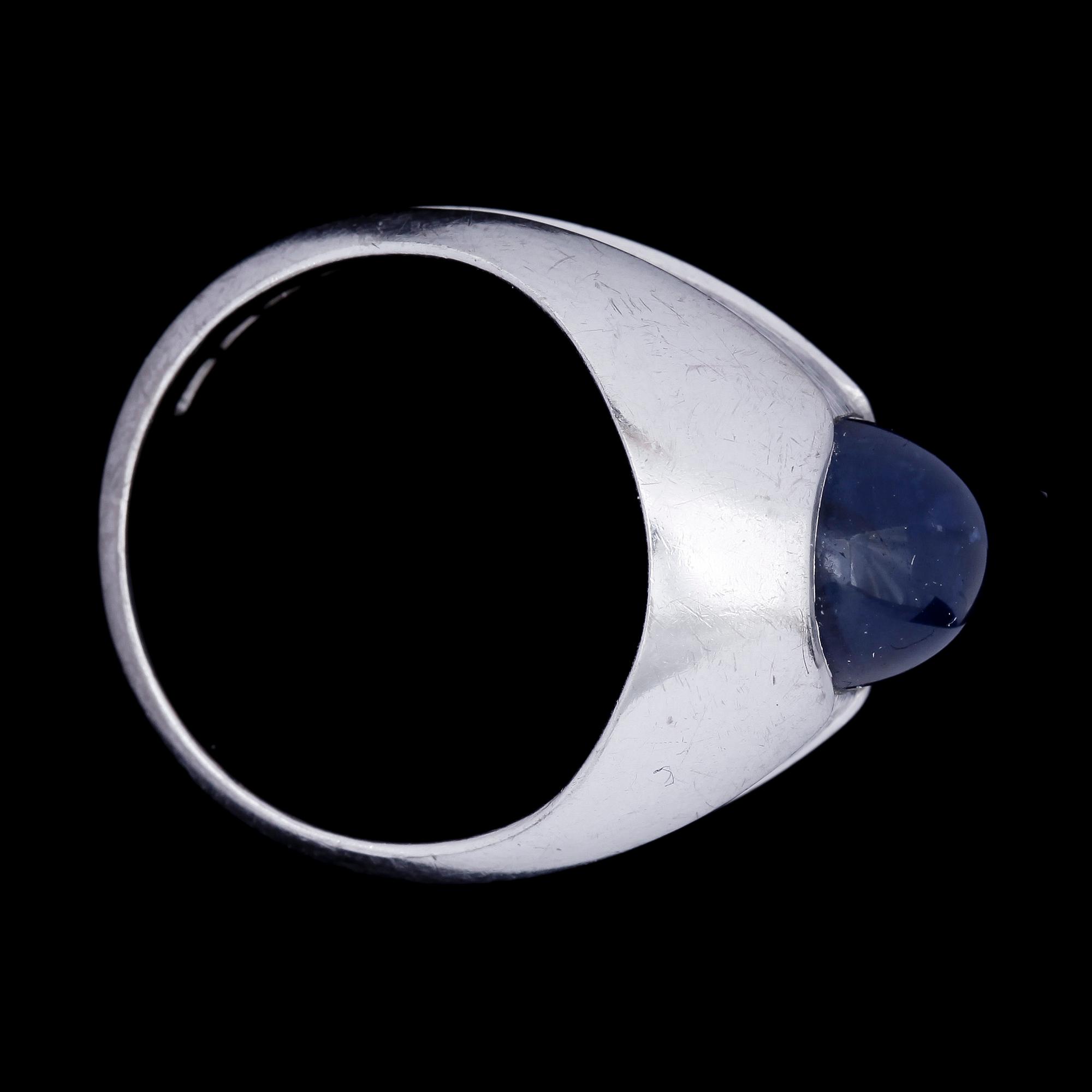 RING, 18k guld med blå cabochonslipad safir, WA Bolin, Stockholm, otydl årsstpl. Vikt 9,5g.