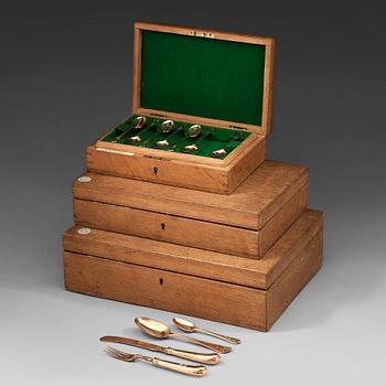 174. A set of English early 20th century gold and silver-gilt 64 piece dessert cutlery, marked Robert Dicker, London 1902-03.