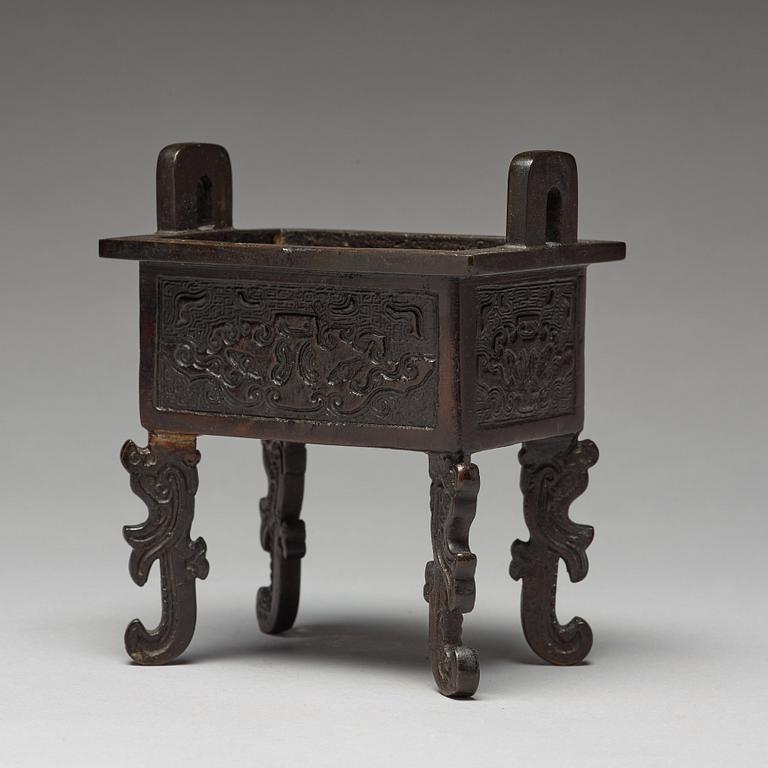 A Chinese bronze censer, early 20th Century.