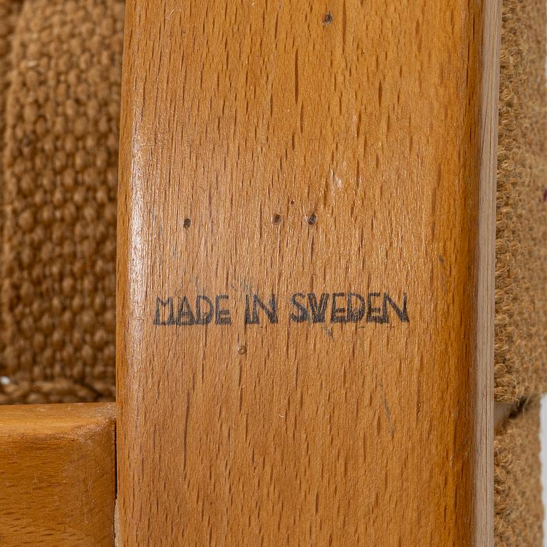 Bruno Mathsson, vilstol, modell 36, Frima Karl Mathson, Värnamo 1940, samt ett läsbord, Firma Karl Mathsson, 1900-talets mitt.