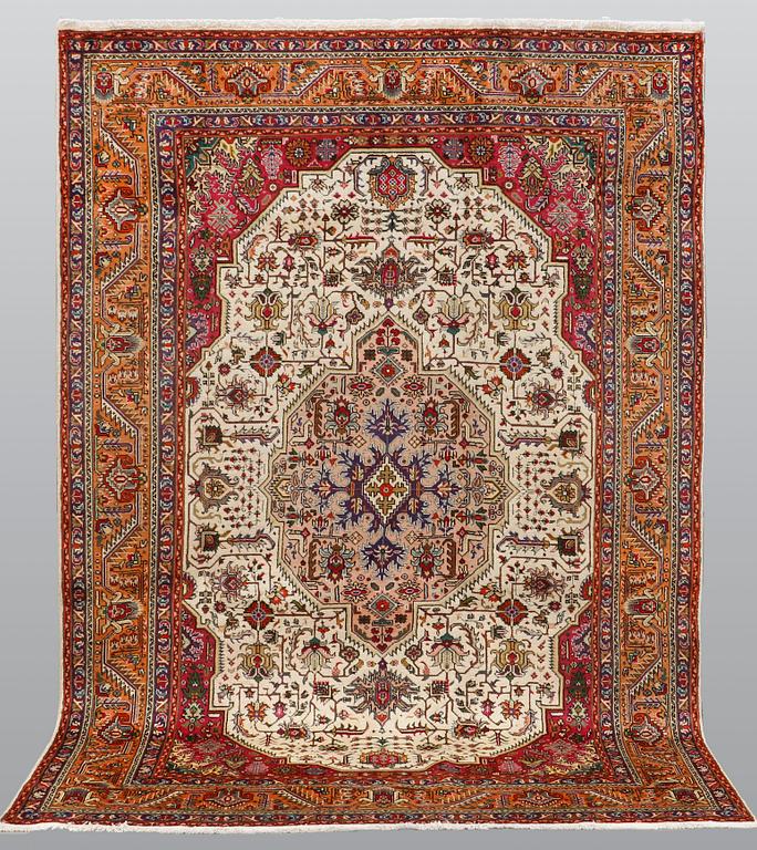 A carpet, Tabriz, ca 300 x 202 cm.