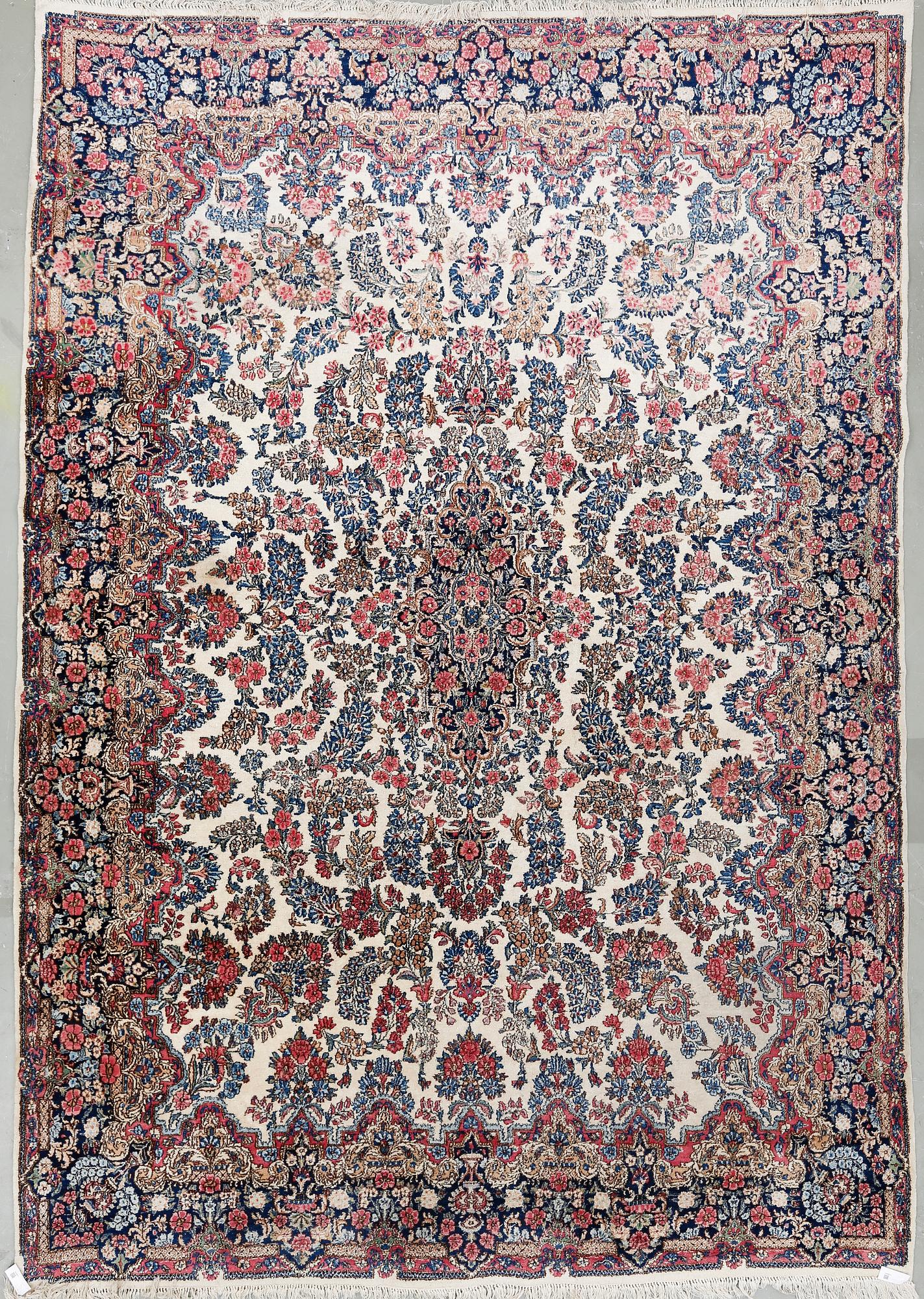 MATTA, old/semiantik Kirman. Ca 372x280 cm.