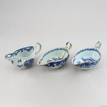 A part blue and white dinner service, Qing dynasty, Qianlong (1736-95) (37 pieces).