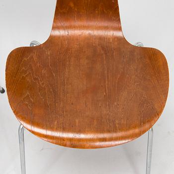 Arne Jacobsen, tuoleja, 2 kpl, "Grand Prix", Fritz Hansen, 1960-luku.