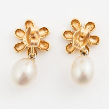 Ole Lynggaard, a pair of earrings in 18K gold set with round brilliant-cut diamonds.