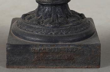 TRÄDGÅRDSURNOR, 3 st, gjutjärn, J&C G Bolinder Stockholm, omkring 1900.