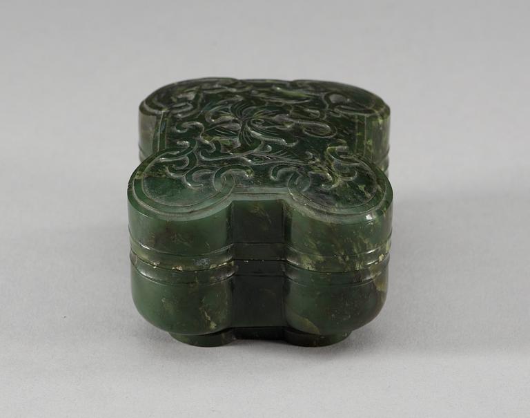 A finely carved jade box with cover, Qing dynasty.