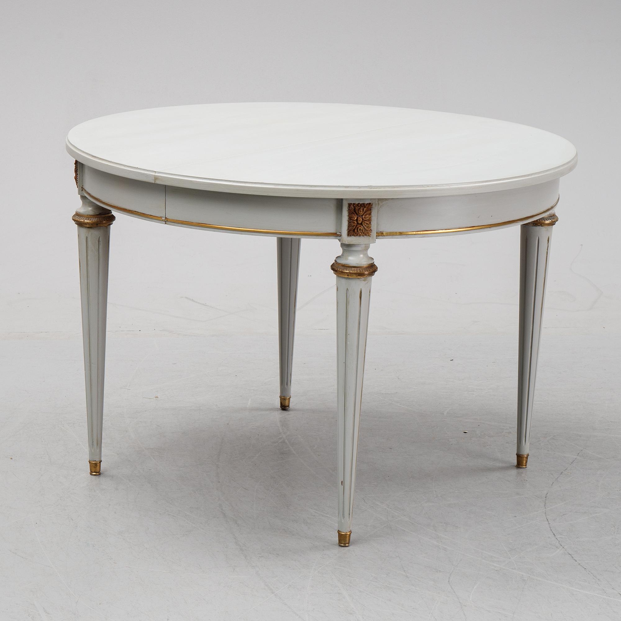 Matbord, gustaviansk stil, 
1900-talets andra hälft. Två iläggsskivor medföljer.