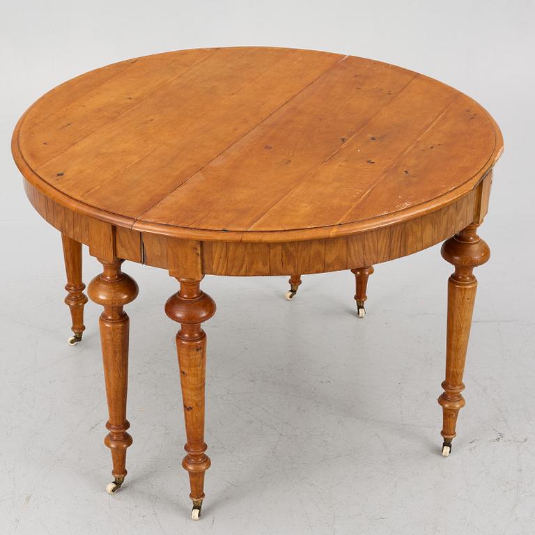 A late 19th century dining table.