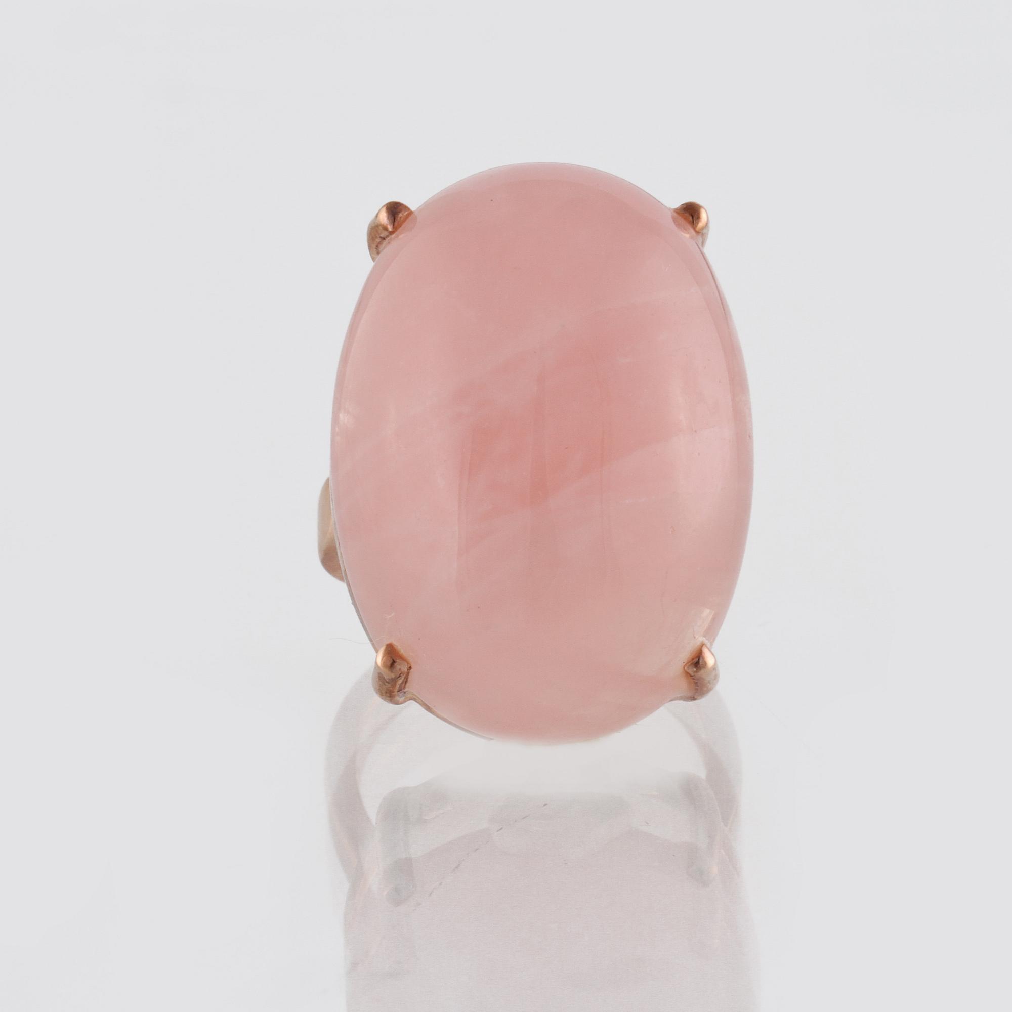 RING, 18K roséguld troligtvis med cabochonslipad rosa kvarts.  Vikt 12,6 gram.