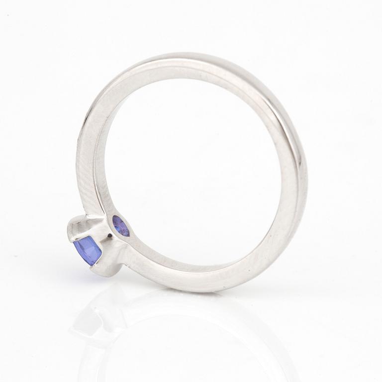 RING med blandslipad tanzanit och diamanter.