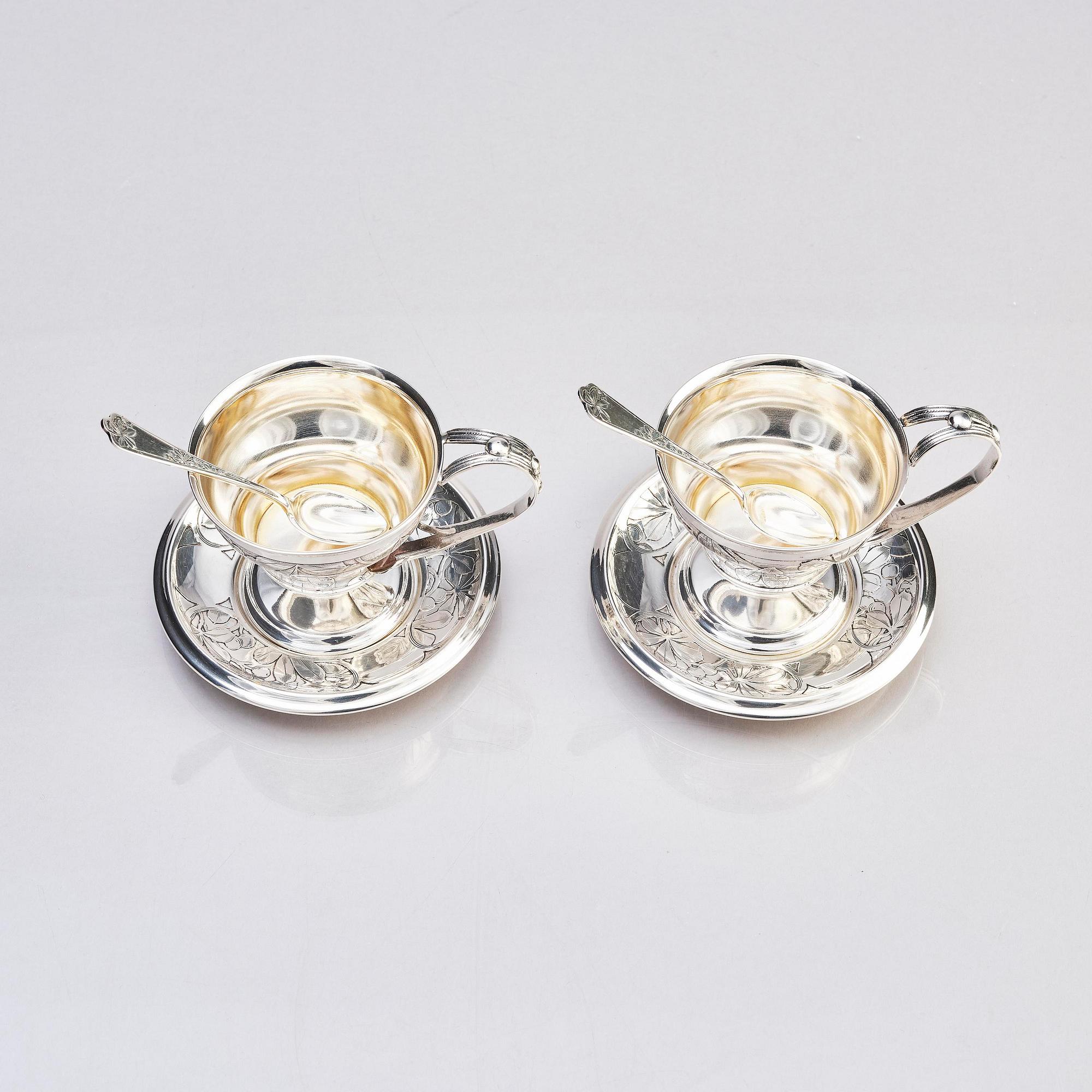 Teodor Werner & Co, ett par tekoppar med fat och skedar, silver, sannolikt Warzawa, 1899-1904.