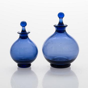 TAMARA ALADIN, A pair of signed oil and vinegar decanters 1750 8/18 cl by Riihimäen Lasi, 1961-64.