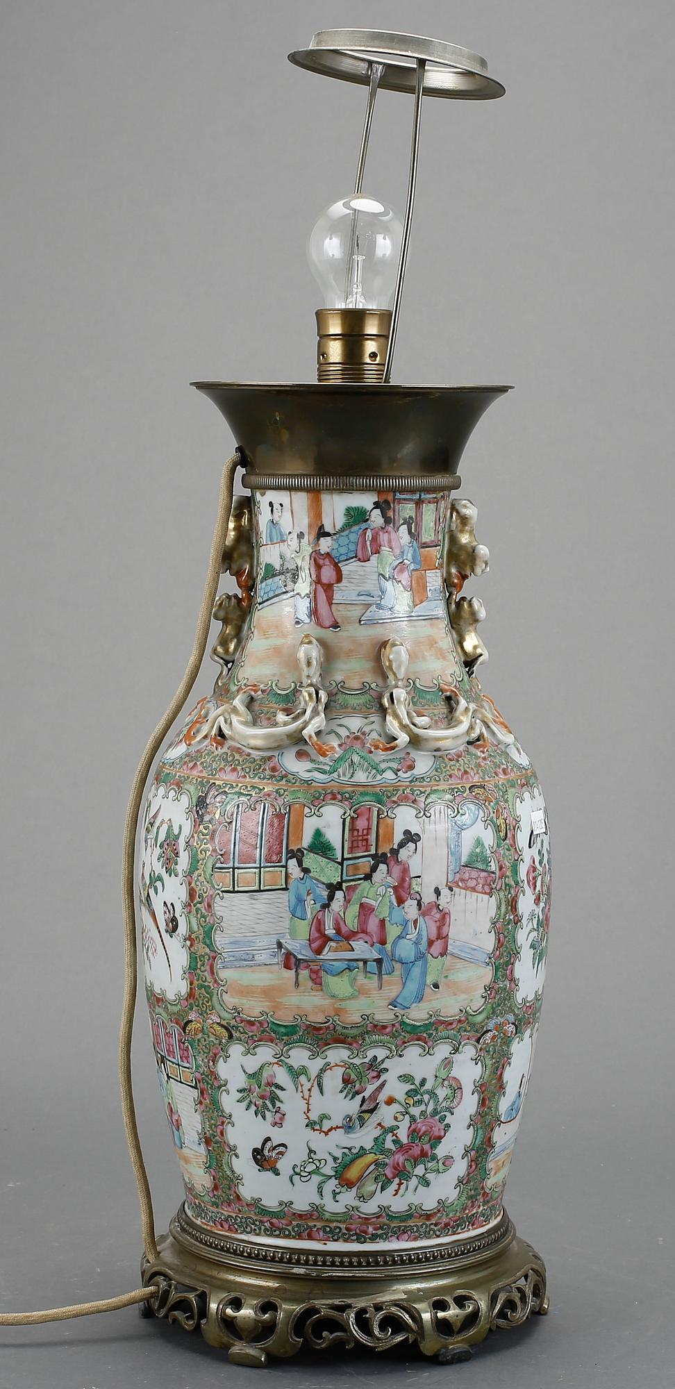 BORDSLAMPA/URNA, porslin, Kina, 1800-talets andra hälft.