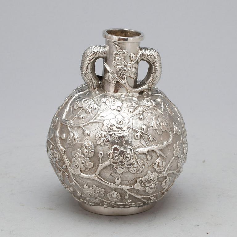 FLASKA, silver, orientalisk. Vikt ca 171 gram.