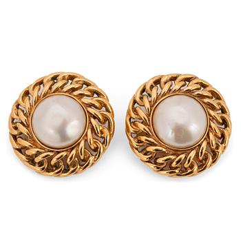 371. CHANEL, a pair of clip earings.