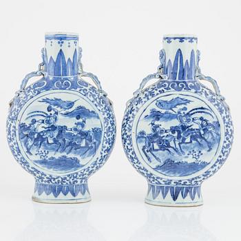 A chinese porcelain tea caddy and moon flask, 18th/19th century.