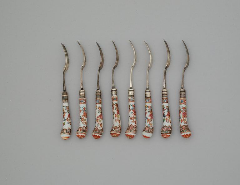 Bestick, 28 stycken, med porslinskaft. Qingdynastin, Qianlong (1736-95).