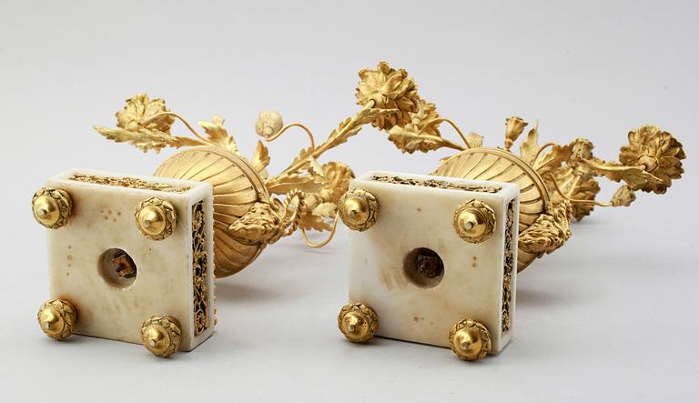 KANDELABRAR, förgylld brons och marmor, Louis Seizestil, 1800-tal.