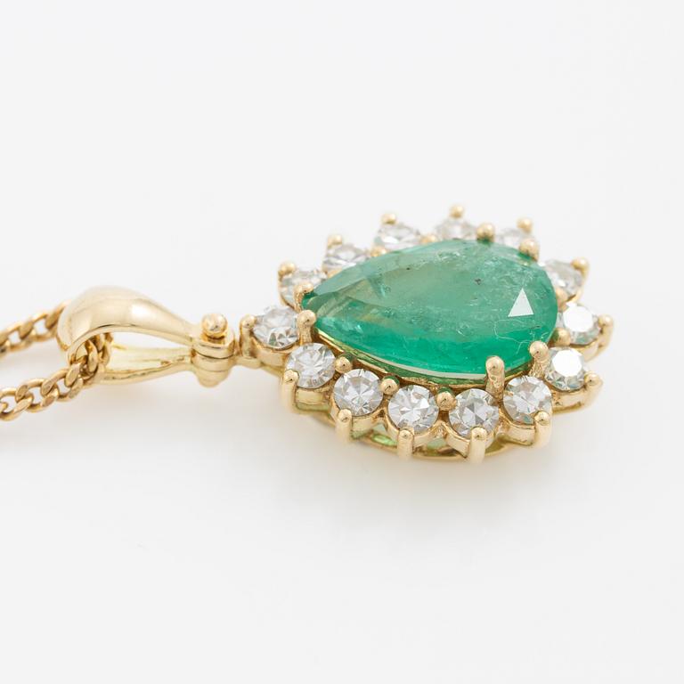 Gold necklace with a drop-shaped emerald and octagon-cut diamonds.