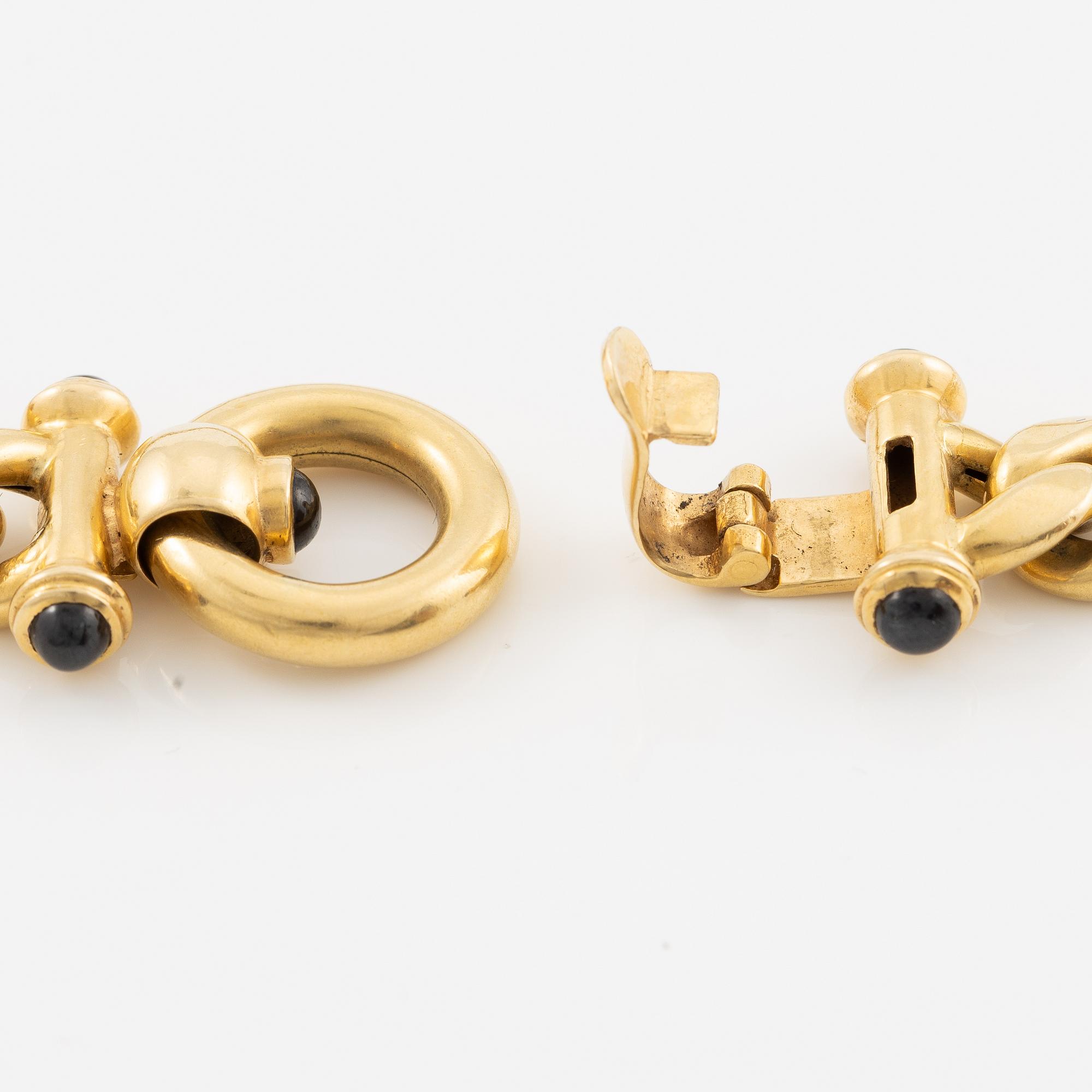 Necklace 18K gold with cabochon-cut sapphires.